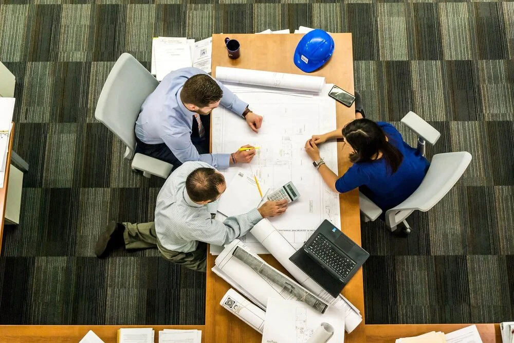 Strategieplanning met meerdere mensen op bureau