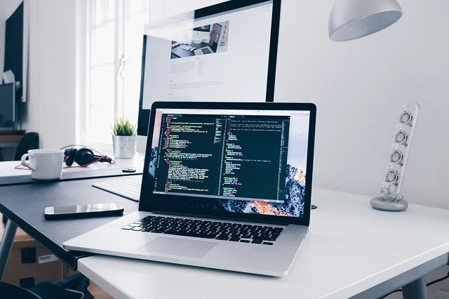 Een bureau met een laptop waarop RPA software aan het runnen is.